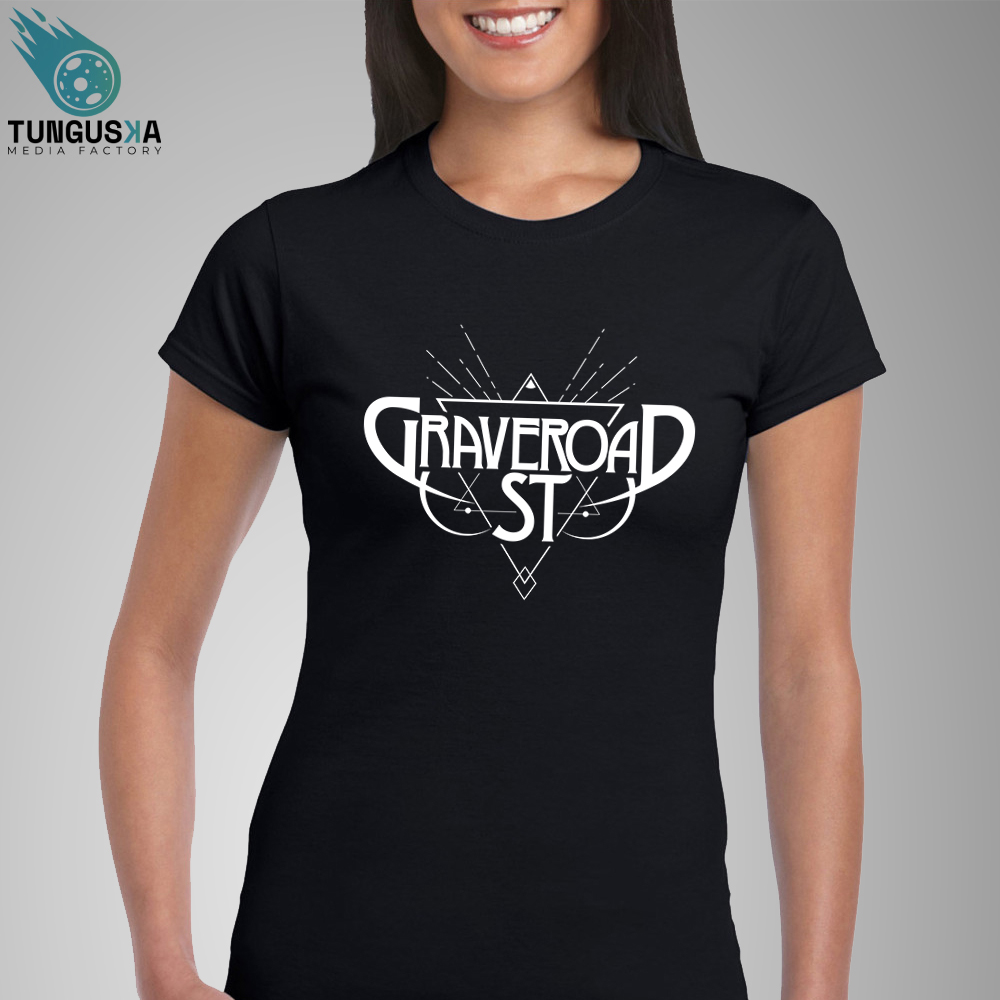 women-graveroad
