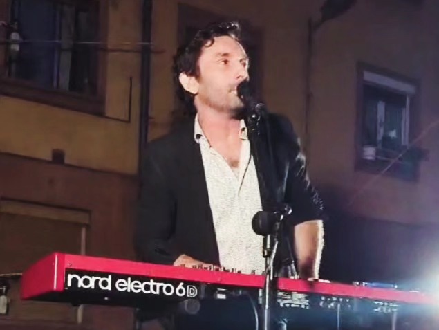 El compositor Alfredo González en su actuación en Rioturbio, Mieres